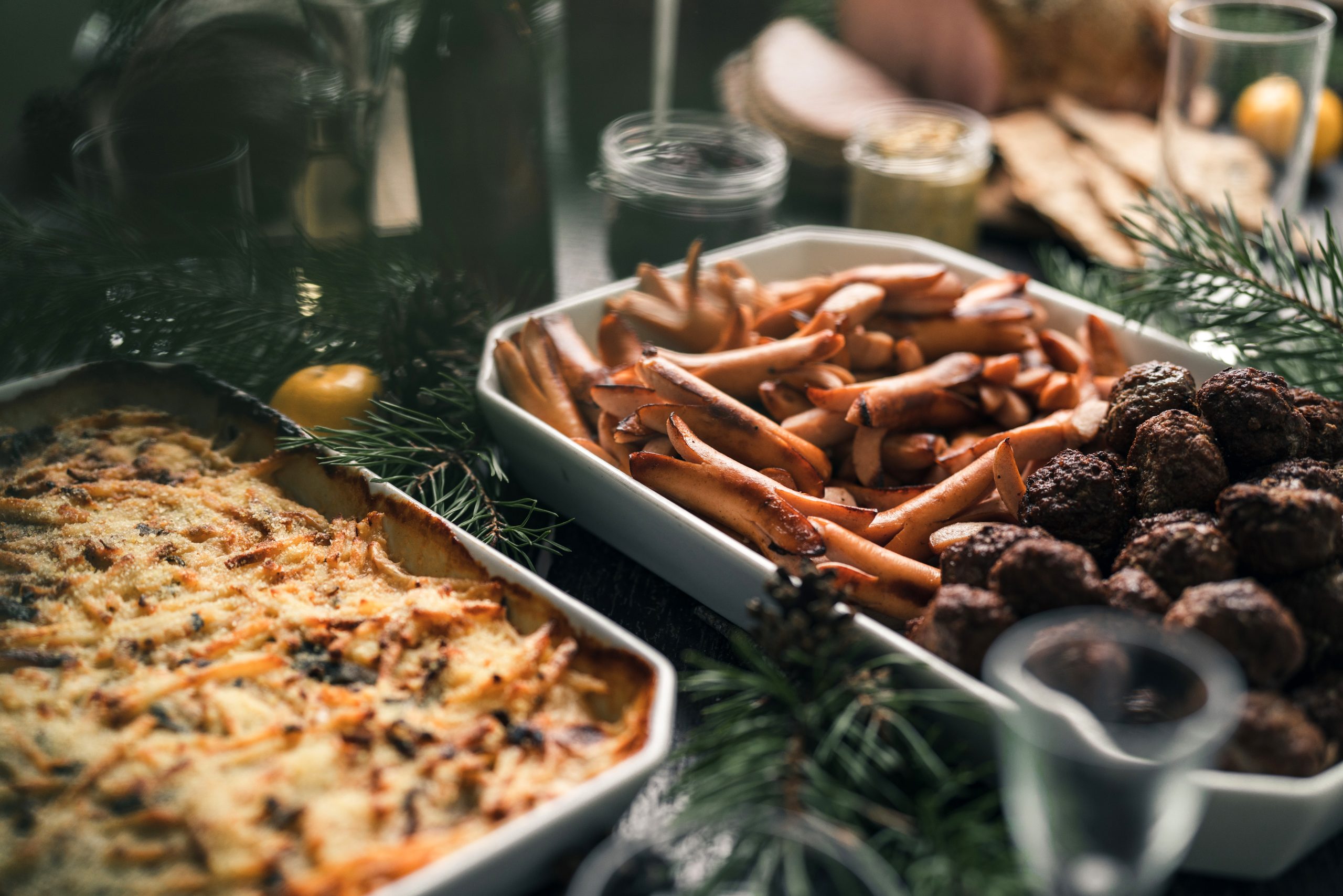 Bild på traditionellt svenskt julbord med köttbullar, Janssons, skinka